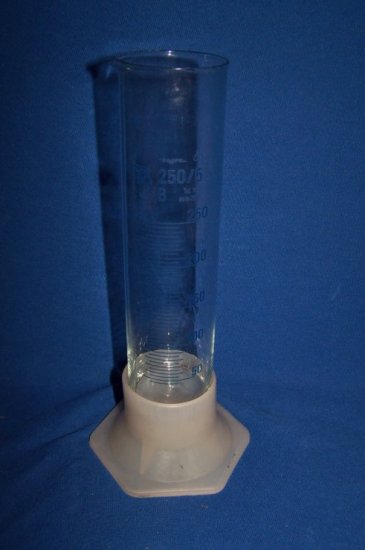 Glas - Messzylinder 250 ml, graduiert, niedrige Form - DDR-Lagerware - zum Schließen ins Bild klicken